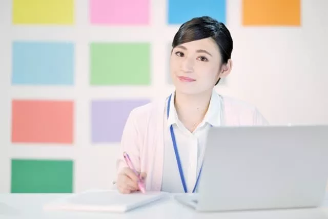 パソコンを開く医療事務員