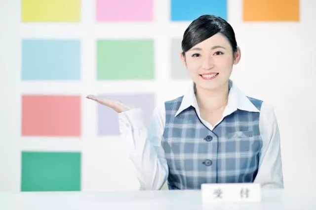 受付をする医療事務員