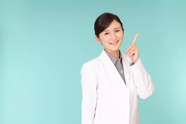 白衣を着てほほ笑む医療従事者の女性