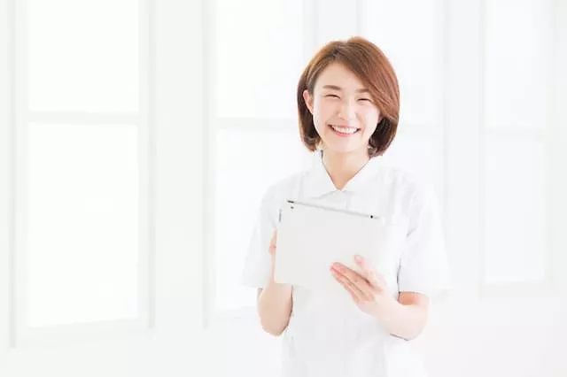 笑顔の女性看護師