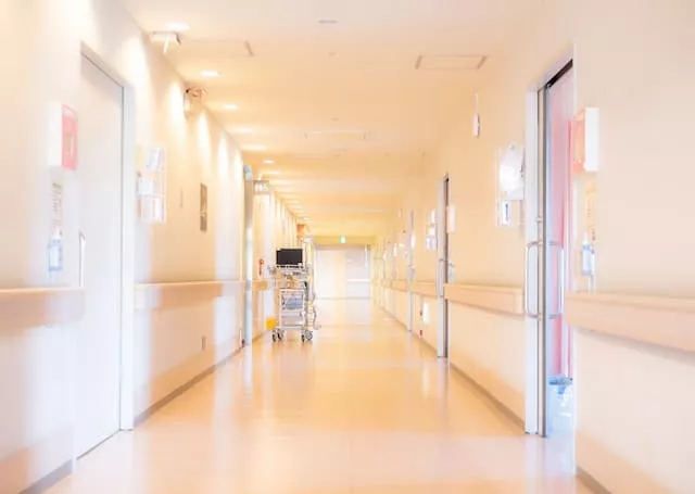 大きい病院の廊下