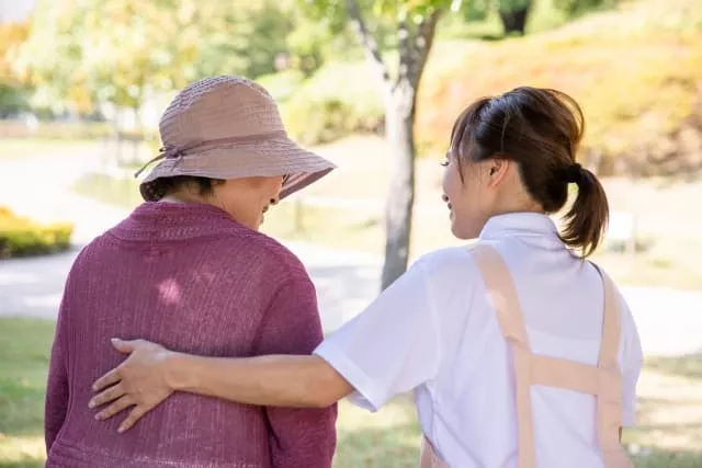 介護士と話す老婦人